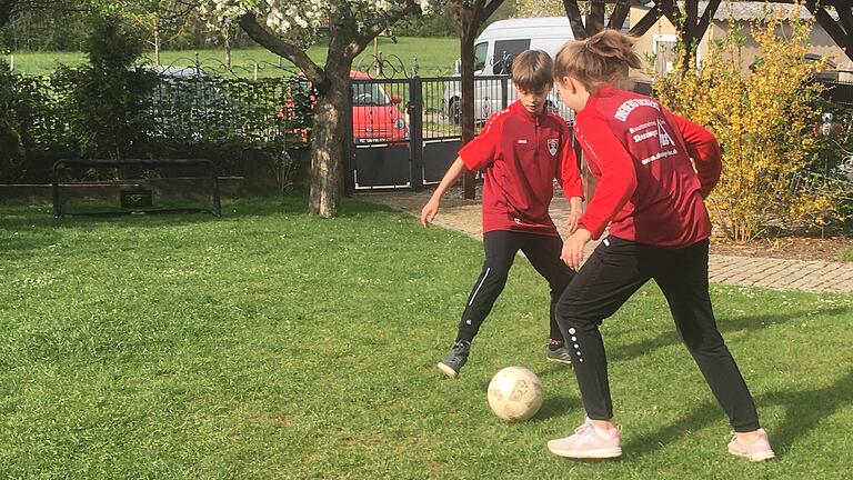 Fußball im eigenen Garten? Bei den Knetzgauer Dreiberg-Kickers, hier Amelie und Jakob Thurn, war das eine der Aufgaben für die Nachwuchs-Kicker, um die Lust am Fußball nicht zu verlieren.