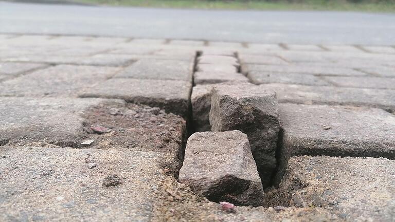 In der Bachstraße in Wombach blieb nach dem Pflastern unter anderem die im Bild zu sehende Stolperfalle zurück. Mittlerweile wurde der Mangel jedoch behoben.