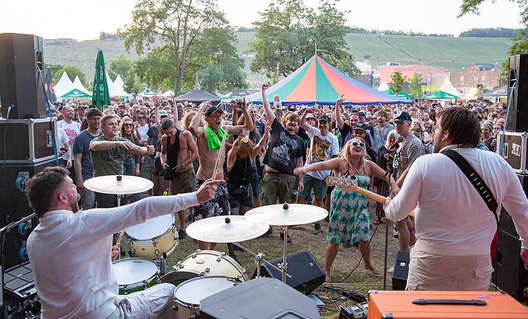 Sommerwetter und die Band 'Heckspoiler' sorgten am Samstag für ausgelassene Stimmung auf den Würzburger Mainwiesen. Sommerwetter und die Band 'Heckspoiler' sorgten am Samstag für ausgelassene Stimmung auf den Würzburger Mainwiesen. 