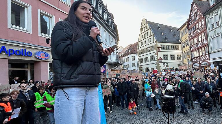 Demonstration gegen rechts am vergangenen Samstagnachmittag in Kitzingen: Melisa Kasikcioglu rief zum Handeln auf, ehe es zu spät ist. Demonstration gegen rechts am vergangenen Samstagnachmittag in Kitzingen: Melisa Kasikcioglu rief zum Handeln auf, ehe es zu spät ist.