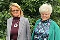 &nbsp;Elke Rittrich-Scheckenbach (67) und Gisela Kleinwechter (72, rechts) haben die Bürgerinitiative der 'Omas gegen Rechts' kürzlich auch nach Karlstadt gebracht.