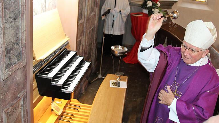 Weihbischof Ulrich Boom besprengte die neue Vleugels-Orgel in der Volkacher Stadtpfarrkirche mit Weihwasser.