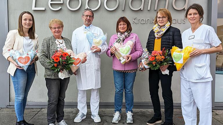 Von links: Theresa Mauder (Pflegedienstleitung), Rita Jörg (Ehren-Kreisbäuerin), Prof. Dr. Michael Weigel (Chefarzt Frauenklinik), Edeltraud Häusler (Kreisbäuerin), Sigrid Kleinhenz (Landfrau) und Ramona Hoos (Stellv. Stationsleitung Frauenklinik).