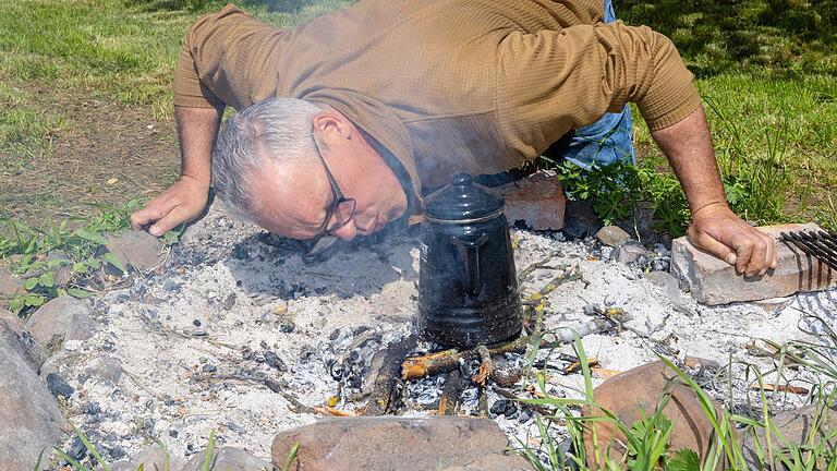 Maik Prozeller, Wildnispädagoge aus Ostheim, über die Bedeutung des Feuers.