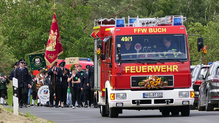 Den Festzug führte das neue Löschfahrzeug der Feuerwehr Buch an, das am Festwochenende ebenfalls seinen kirchlichen Segen erhielt.