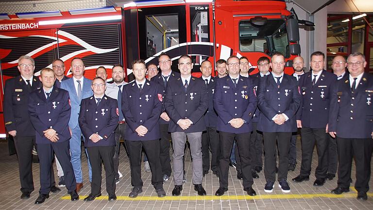 Für 25 Jahre Feuerwehrdienst bei den Rauhenebracher Feuerwehren wurden geehrt: Roland Friedrich, Thomas Gerstenkorn, Benjamin Greweling, Florian Bickel, Michael Heil, Bastian Hogen, Jan Rehm, Gerald Friedrich, Patrick Pfrang, Peter Scheuring, Christian Schmitt, Andreas Stahl, Alexander Estenfelder, Martin Suschkow, Ewald Thomann, Thosten Oppelt, Norbert Reuß, Frank Schilling, Timo Weber, Konrad Finster, Markus Kübrich, Michael Heil, Udo Hirt, Alexander Bößner, Mario Brand und Matthias Dösch. Für 25 Jahre Feuerwehrdienst bei den Rauhenebracher Feuerwehren wurden geehrt: Roland Friedrich, Thomas Gerstenkorn, Benjamin Greweling, Florian Bickel, Michael Heil, Bastian Hogen, Jan Rehm, Gerald Friedrich, Patrick Pfrang, Peter Scheuring, Christian Schmitt, Andreas Stahl, Alexander Estenfelder, Martin Suschkow, Ewald Thomann, Thosten Oppelt, Norbert Reuß, Frank Schilling, Timo Weber, Konrad Finster, Markus Kübrich, Michael Heil, Udo Hirt, Alexander Bößner, Mario Brand und Matthias Dösch.