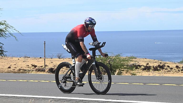 Dominik Renninger: Finisher beim Ironman auf Hawaii - Etwas mehr als fünf Stunden benötigte Dominik Renninger für die 180 Kilometer lange Radstrecke. Dominik Renninger: Finisher beim Ironman auf Hawaii - Etwas mehr als fünf Stunden benötigte Dominik Renninger für die 180 Kilometer lange Radstrecke.