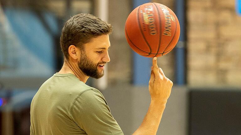 Maximilian Kleber bei einem Besuch im Trainingszentrum von Basketball-Bundesligist Würzburg Baskets im Jahre 2020.&nbsp;