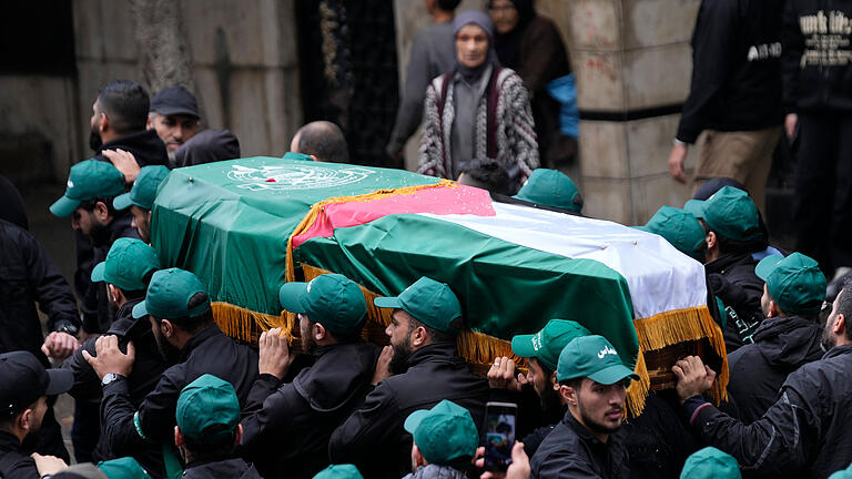 Nahostkonflikt - Trauerzug für Hamas-Anführer.jpeg       -  Hamas-Mitglieder tragen ihre Kämpfer zu Grabe, unter anderem wurde Saleh al-Aruri in Beirut getötet.