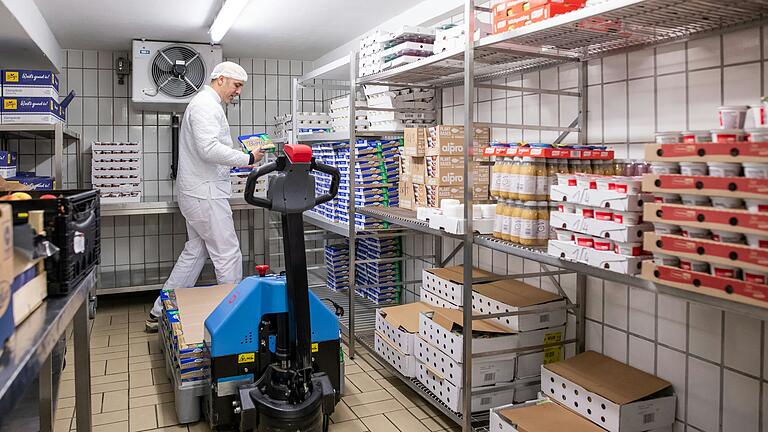 Das Lager der Uniklinik Großküche im Keller erinnert an einen Supermarkt. Das Lager der Uniklinik Großküche im Keller erinnert an einen Supermarkt.