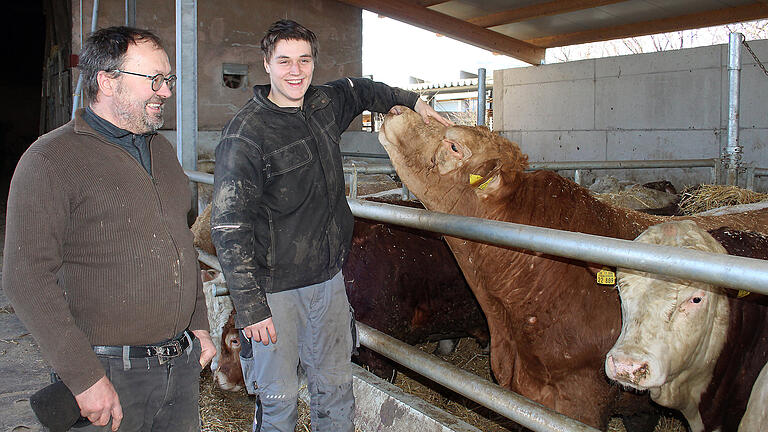 Landwirt Armin Wahler (links) und sein Schützling Christopher Böhler haben sichtlich Spaß bei der Arbeit. Landwirt Armin Wahler (links) und sein Schützling Christopher Böhler haben sichtlich Spaß bei der Arbeit.