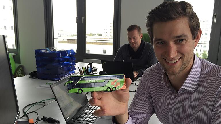 Jochen Engert (rechts) aus Goßmannsdorf (Lkr. Würzburg) ist einer der drei Gründer von Flixbus. Das Bild zeigt ihn 2016 mit Co-Chef André Schwämmlein (hinten) im gemeinsamen Büro in der Flixbus-Zentrale in München. Jochen Engert (rechts) aus Goßmannsdorf (Lkr. Würzburg) ist einer der drei Gründer von Flixbus. Das Bild zeigt ihn 2016 mit Co-Chef André Schwämmlein (hinten) im gemeinsamen Büro in der Flixbus-Zentrale in München.