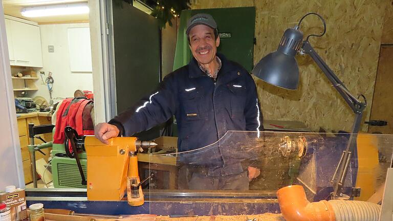 Manfred Wolf bezeichnet sich als Hobby-Drechsler. Sein Handwerk beherrscht er meisterlich, was seine Ausstellungsstücke deutlich beweisen.