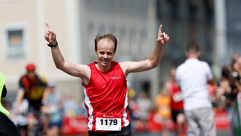 34. Würzburger Residenzlauf       -  34. Würzburger Residenzlauf

Bild: Hauptlauf, Sieger Konstantin Jung beim Zieleinlauf