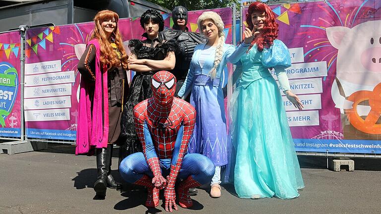 Die Filmfiguren Arielle, Wednesday, Spiderman, Batman und Anna &amp; Elsa mischten sich am 'Helden-Tag' unter die Besucherinnen und Besucher des Schweinfurter Volksfestes.