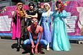 Die Filmfiguren Arielle, Wednesday, Spiderman, Batman und Anna &amp; Elsa mischten sich am 'Helden-Tag' unter die Besucherinnen und Besucher des Schweinfurter Volksfestes.