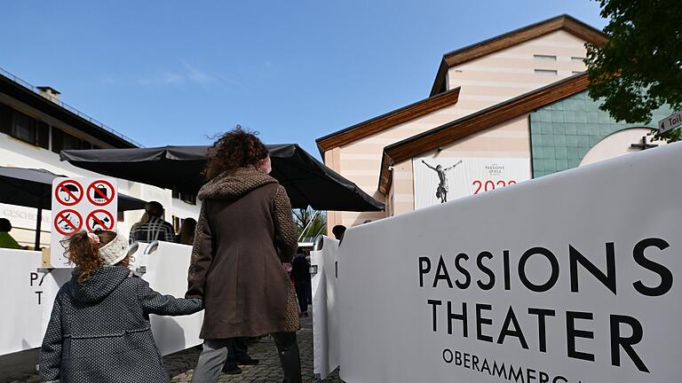 Münchner Opernsaison startet in Oberammergau       -  Im Passionstheater in Oberammergau startet die Staatsoper in die Saison (Illustration)