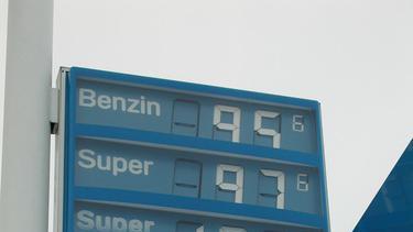 Spritpreisentwicklung       -  Die Preise für Benzin werden immer teurer. Wir haben mal zurück geblickt und uns angeschaut, wie sich die Preise in den letzten zehn Jahren entwickelt haben.2. Januar 2002Wir beginnen: Vor zehn Jahren kostet der Liter Super 97 Cent. Das ist heute fast unvorstellbar.