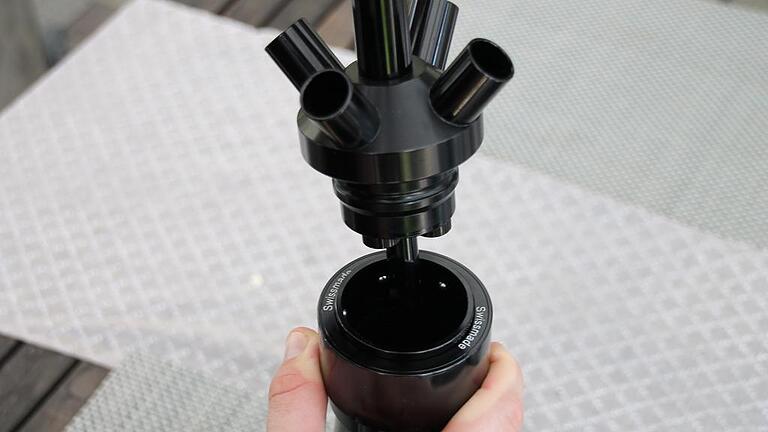Das Herzstück seiner Shishas: Der innovative Steckverschluss anstelle eines Gewindes.