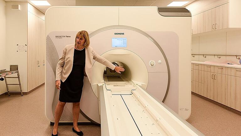 Herzstück des DZHI: Professorin Laura Scheiber am neuen 7-Tesla Magnetresonanztomographen für genaueste MRT-Aufnahmen vom schlagenden Herzen. Herzstück des DZHI: Professorin Laura Scheiber am neuen 7-Tesla Magnetresonanztomographen für genaueste MRT-Aufnahmen vom schlagenden Herzen.