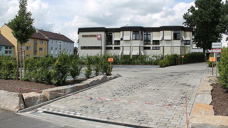 Der große Parkplatz am Wohnstift in Gerolzhofen ist momentan gesperrt.