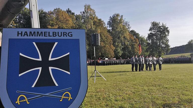 Bei der letzten öffentlichen Vereidigung von Mitgliedern des Offizieranwärter-Bataillons 2 im September 2019 in Bad Bocklet war das Verbandsabzeichen ein letztes Mal öffentlich aufgestellt. Demnächst hat es nur noch museale Bedeutung.  Foto: Archiv/Sigismund von Dobschütz       -  Bei der letzten öffentlichen Vereidigung von Mitgliedern des Offizieranwärter-Bataillons 2 im September 2019 in Bad Bocklet war das Verbandsabzeichen ein letztes Mal öffentlich aufgestellt. Demnächst hat es nur noch museale Bedeutung.  Foto: Archiv/Sigismund von Dobschütz