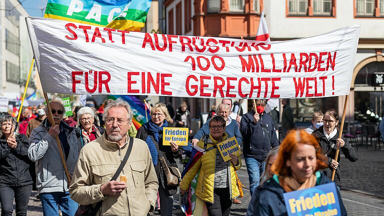 Der Würzburger Ostermarsch stand dieses Jahr für seine Position zum Ukraine-Krieg in der Kritik. Der Würzburger Ostermarsch stand dieses Jahr für seine Position zum Ukraine-Krieg in der Kritik.