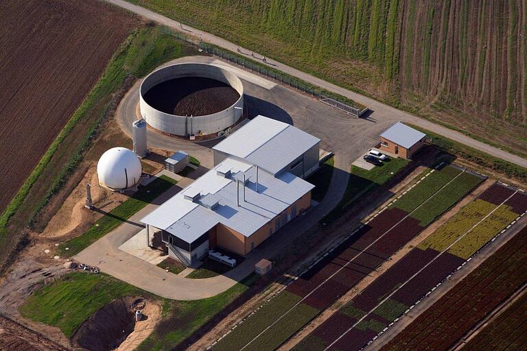6,3 Millionen Kilowatt elektrische Energie werden jährlich in der Biogasanlage in Strullendorf erzeugt, auch durch die Verwertung weggeworfener Lebensmittel. 6,3 Millionen Kilowatt elektrische Energie werden jährlich in der Biogasanlage in Strullendorf erzeugt, auch durch die Verwertung weggeworfener Lebensmittel.