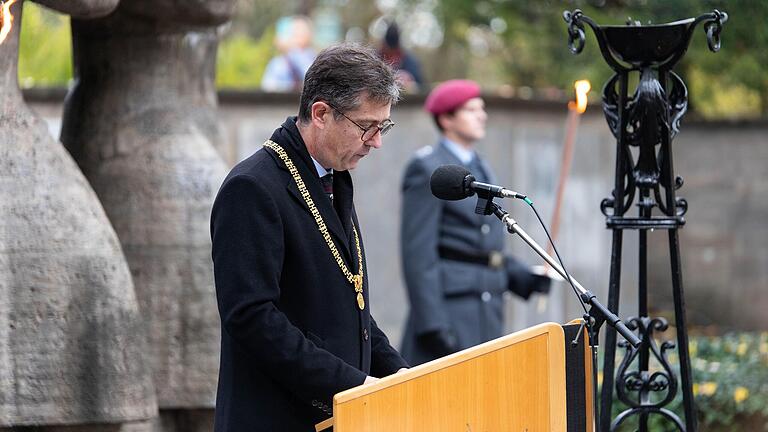 Oberbürgermeister Christian Schuchardt bei seiner Ansprache bei der Kranzniederlegung am Kriegerdenkmal im Husarenwäldchen. Oberbürgermeister Christian Schuchardt bei seiner Ansprache bei der Kranzniederlegung am Kriegerdenkmal im Husarenwäldchen.