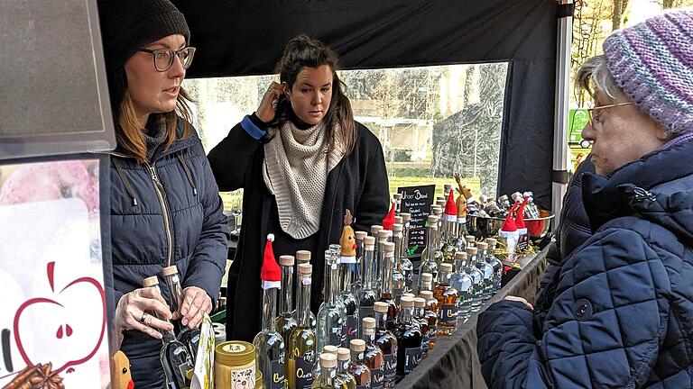 Zum Kaufen und Plauschen boten sich auf dem Aschacher Weihnachtsmarkt viele Gelegenheiten.       -  Zum Kaufen und Plauschen boten sich auf dem Aschacher Weihnachtsmarkt viele Gelegenheiten.