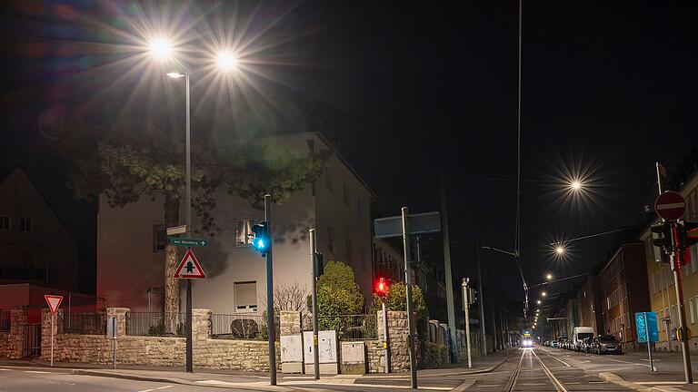 Viel Licht geben die Laternen in Würzburg ab – auch dorthin, wo es keiner haben will.&nbsp;