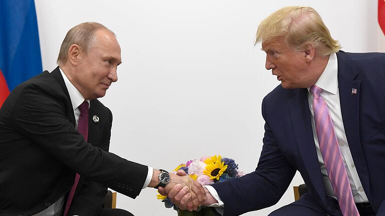 Wladimir Putin und Donald Trump       -  Der Kreml hofft auf einen Deal mit Trump zur Ukraine (Archivbild)