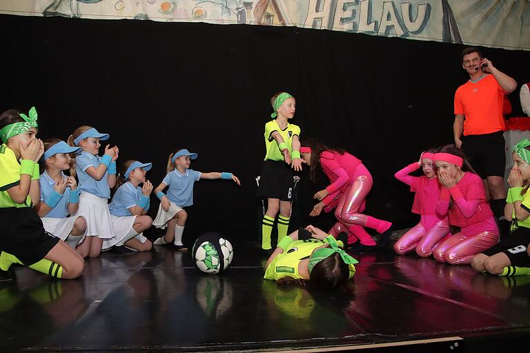 Entsprechend des diesjährigen Mottos 'Sportliche Narren am Start' beim Bunten Abend der Spielvereinigung hieß es beim Tanz der Purzelgarde 'Es lebe der Sport'.