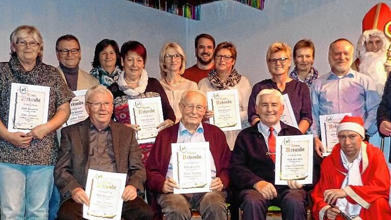 Sportverein bedankte sich bei seinen Jubilaren       -  (is)   Viele Ehrungen gab es bei der Weihnachtsfeier der DJK Hirschfeld. Vorsitzender Georg Woelke dankte vorab den ehrenamtlichen Helfern, die bei den Großprojekten der letzten Jahre und dem noch laufenden Sportplatzneubau angepackt haben. Der Nikolaus beleuchtete traditionell das sportliche Geschehen. Im Bereich Tennis lobte er die Jugendarbeit. Für langjährige Spielertätigkeit im Korbball wurden Claudia Schlotter (1200 Spiele), Christine Gessner (1000), Petra Walter und Andrea Lother (je 800 Spiele), Katja Hümmer und Ute Meining (je 700 Spiele), Stefanie Gehring (600) und Nadine Meining (500) geehrt. Bei den Fußballern brachten es Manuel Wächter auf 300 Spiele, Sandro Hemmerich, Fabian Häckner und Daniel Walter auf je 200 Spiele. Unser Foto zeigt die geehrten Mitglieder: (von links) Michael Gräf (50 Jahre), Irma Spengler (50), Arthur Rückert (50), Emil Dorsch (60), Brigitte Einbecker (40), Gertrud Stock (40), Petra Walter (40), Walter Meining (60), Jörg Schneider (40), Jutta Hein (50), Elmar Fuchsberger (60), Monika Kubla (25), Doris Kutzenberger (50), Emil Stock (50), Knecht Ruprecht, Reiner Richter (beide 40), Georg Woelke (50). Nicht im Bild Markus Ott und Bernhard Rückert (25), Käthe Lender, Andrea Lutz, Maria Moller (alle 40), Juliane Englert, Karlfried Geyer, Bernhard Häckner, Albin Hoppe, Jürgen Krischker, Norbert Rückert (alle 50), Ewald Lender (60).