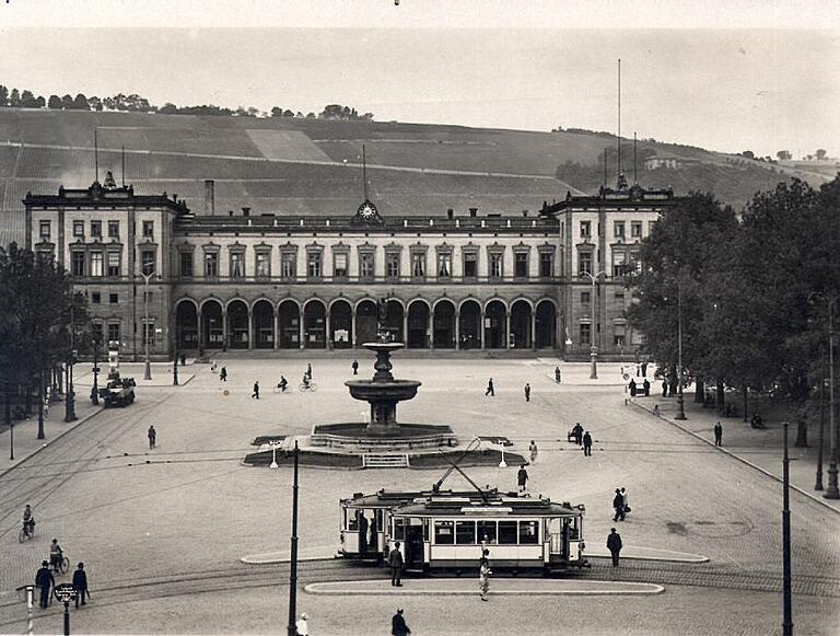 Der Hauptbahnhof, wie er mit seinem Vorplatz vor dem Krieg aussah. Rechts und links des Vorplaltzes wuchsen große Bäume.