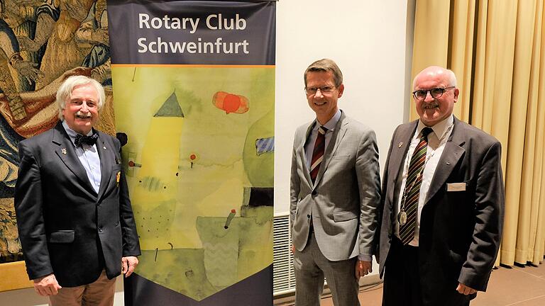 Stolz auf 50 Jahre Rotary in Schweinfurt (von links): Präsident Gollbach mit OB Remelé und District Governor Winker.