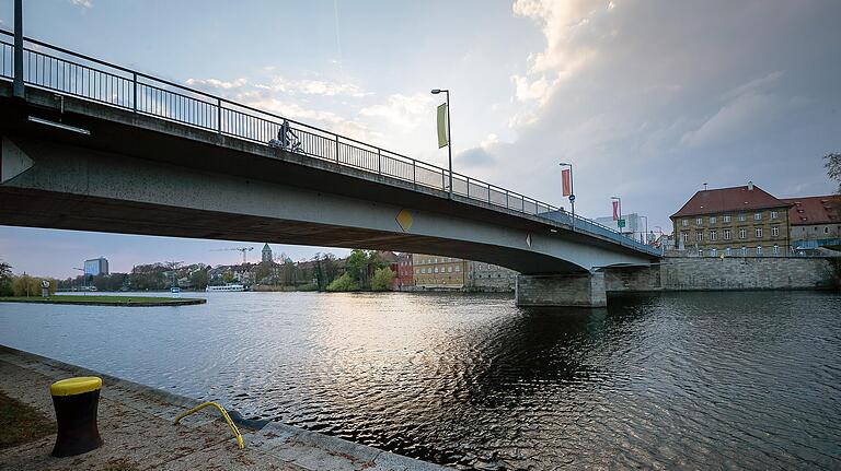 Blick von der Maininsel aus auf die Maxbrücke. Rechts auf der anderen Seite das Harmoniegebäude.