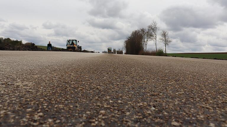 Neu asphaltiert und frisch gewalzt: So sieht die fertige Straße aus, auf der ab 19. April wieder der Verkehr rollen soll.