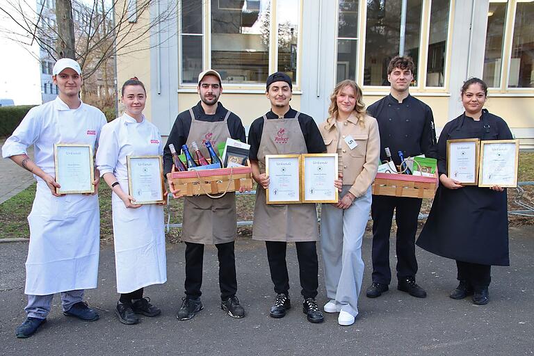 Die Gewinner der 31. Stadtmeisterschaft für Auszubildende der gastgewerblichen Betriebe in und um Würzburg (von links nach rechts): Chris Gehrsitz und Verena Beutel (zweiter Platz; Reisers Genussmanufaktur), Sieger Hamza El Bachraoui und Ayoub Saalioua (Hotel &amp; Weinhaus Anker, Marktheidenfeld), Antonia Laebe (Siegerin Restaurant-Service) sowie David Schüttler und Cagla Ercetin (BW Premier Hotel Rebstock).