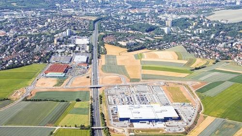 Das 45. Ikea-Einrichtungshaus wird am Montag in Würzburg eröffnet. Es liegt neben der Bundesstraße 19 und ist über einen neuen Verkehrsknoten zu erreichen.