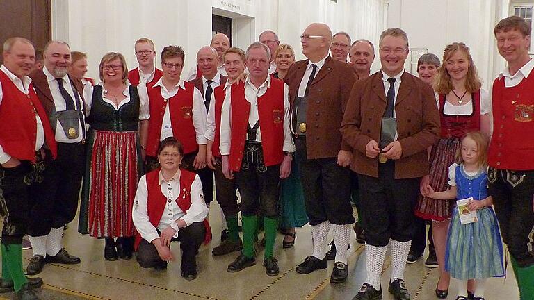 Im Foyer des Regentenbaus in Bad Kissingen: die Waldzeller Musikerinnen und Musiker mit den Egerländern (von links) Franz Tröster, Holger Müller und Ernst Hutter, eingerahmt von ihrem Dirigenten Herbert Herrmann (links) und dem Vorsitzenden Johannes Ritter.