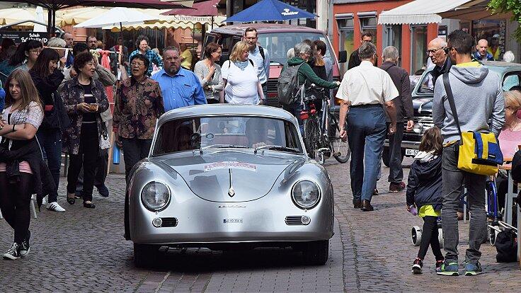 Hat fast etwas von einem silberfarbenen Ufo, dieser Porsche 356 A T2 Coupe aus dem Jahr 1957, viel bestaunt bei seiner Fahrt durch die Lohrer Hauptstraße.