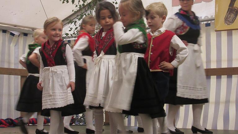 Die Kleinsten der Volkstanzgruppe Nordheim waren am Sonntag beim Besengau-Blaskapellentreffen in Unterwaldbehrungen ein Hingucker.