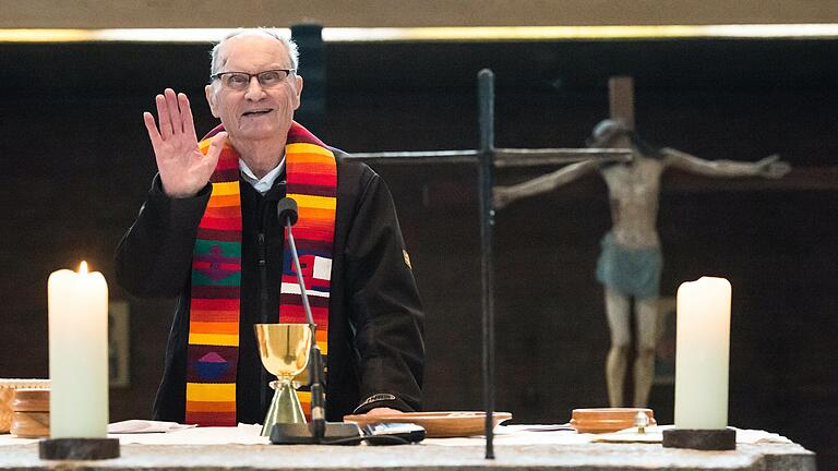 Pfarrer Roland Breitenbach im März 2019 beim&nbsp;Gottesdienst mit Büttenpredigt. Für seine 'Reime gegen die Ungereimtheiten der Kirche' war er berühmt.