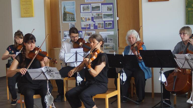 Der Kammermusikkreis Marktheidenfeld begleitete den Gottesdienst. Der Kammermusikkreis Marktheidenfeld begleitete den Gottesdienst.