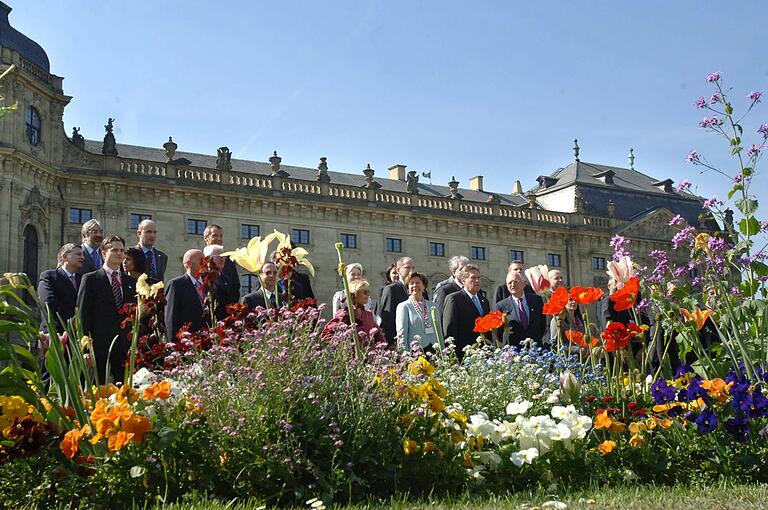 Zum 'Familienfoto' trafen sich die Wirtschaftsministerinnen und Minister aus der EU beim Würzburger Gipfel 2007 im Hofgarten der Residenz.