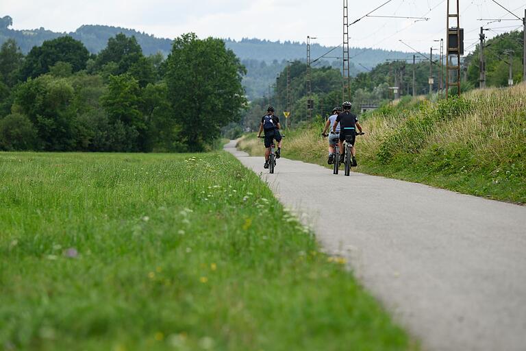 Zwischen Mittelsinn und Burgsinn führt der Radweg an den Bahngleisen entlang. Wenn die Kinder müde sind, kann man im Sinntal in jedem Ort in den Zug steigen. Zwischen Mittelsinn und Burgsinn führt der Radweg an den Bahngleisen entlang. Wenn die Kinder müde sind, kann man im Sinntal in jedem Ort in den Zug steigen.