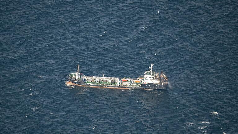 Öltanker brennt vor Kühlungsborn       -  Das Tankschiff soll in den Rostocker Hafen geschleppt werden.