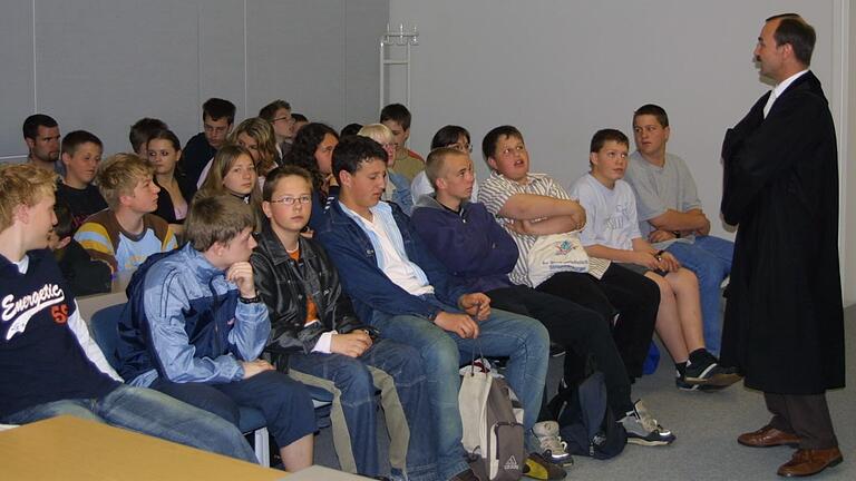 Zwischen den Verhandlungen nahm sich Jugendrichter Wolfgang Hülle gerne Zeit, um den Schulklassen, die regelmäßig zu Besuch kommen, den Ablauf einer Verhandlung am Amtsgericht zu erklären. Das Bild entstand 2006 vor Schülern aus Prichsenstadt. Zwischen den Verhandlungen nahm sich Jugendrichter Wolfgang Hülle gerne Zeit, um den Schulklassen, die regelmäßig zu Besuch kommen, den Ablauf einer Verhandlung am Amtsgericht zu erklären. Das Bild entstand 2006 vor Schülern aus Prichsenstadt.