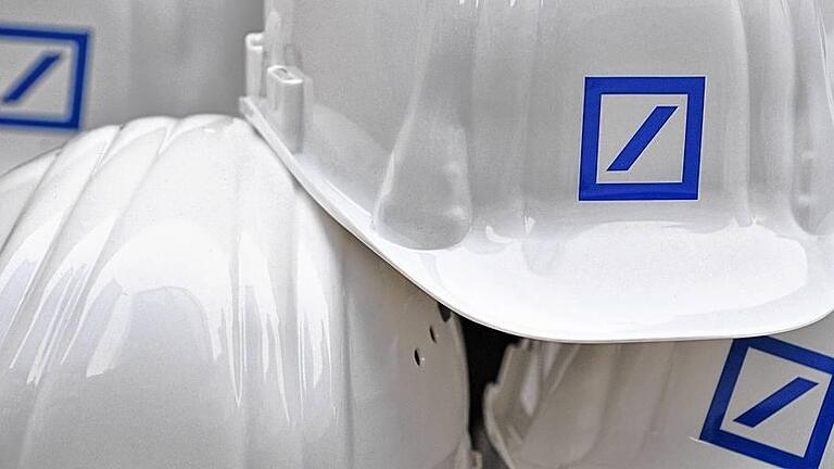 Baustellen-Helme der Deutschen Bank       -  Massiver Umbau: Die Deutsche Bank steht vor einer grundlegenden Reorganisation.